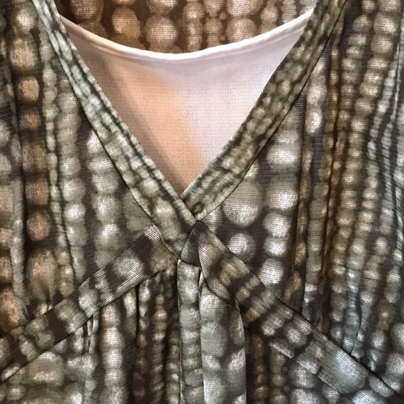 Nine & Co Large lightweight top with tie back. - Picture 3 of 5